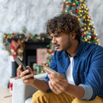 Man getting scammed during the holidays.