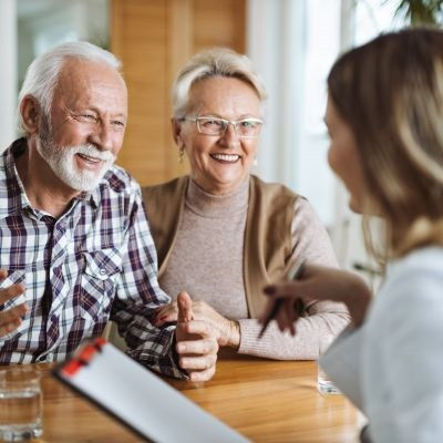 Older couple learning about medicare.